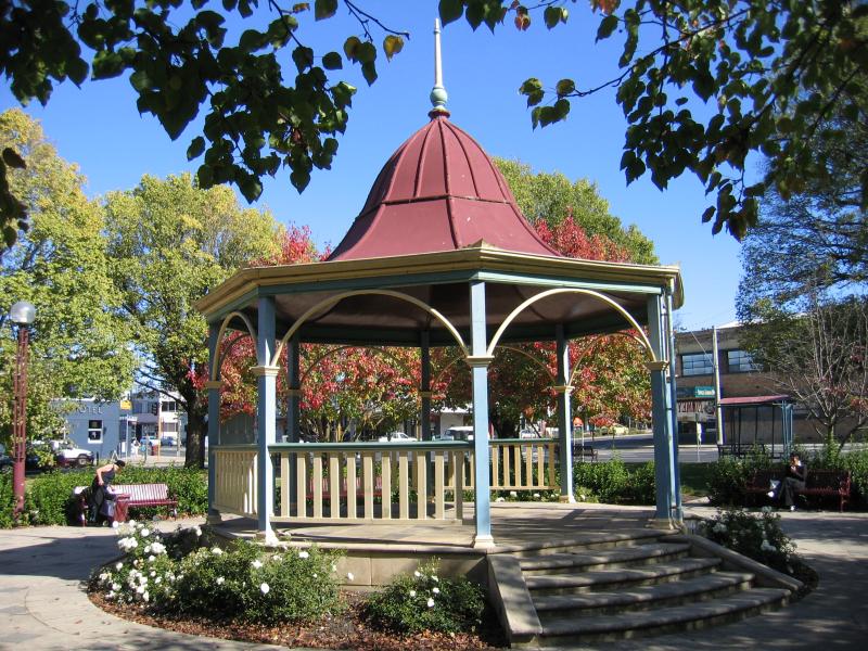 Colac photos - Travel Victoria: accommodation & visitor guide