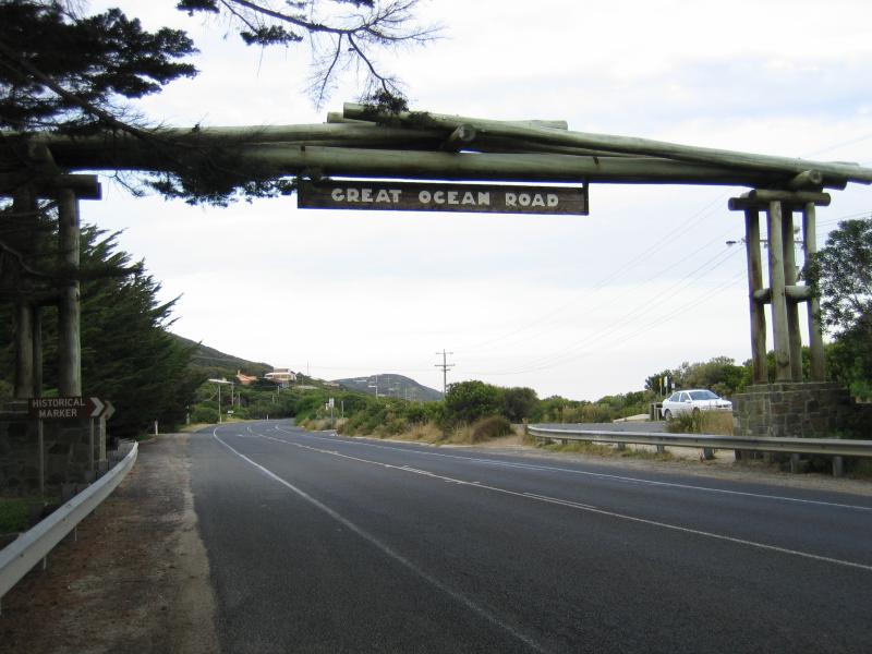 Aireys Inlet - At Memorial Arch on Great Ocean Road, Eastern View: View east along Great Ocean Road at Memorial Arch