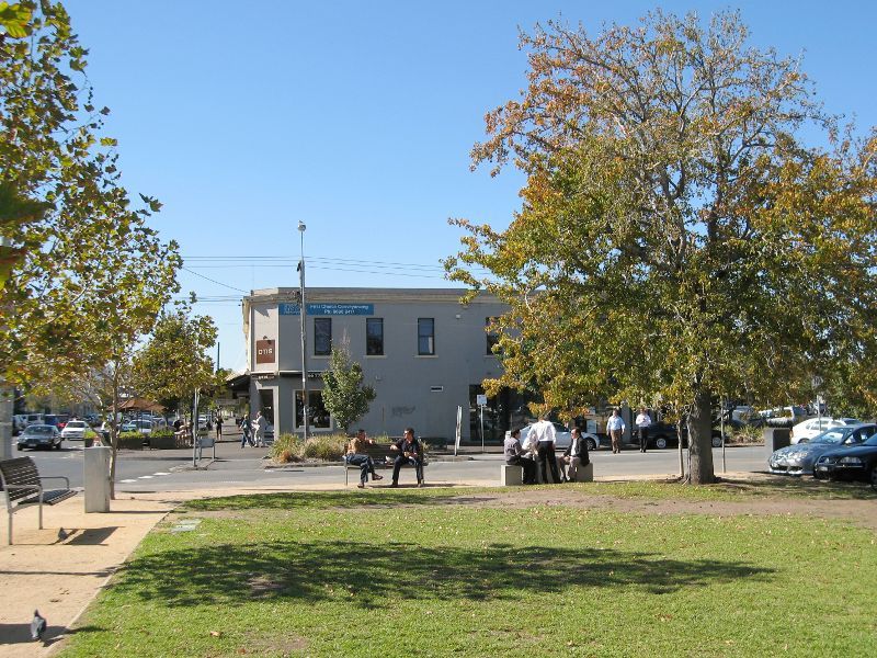 Albert Park - Shops and commercial centre, Bridport Street: View north-east along Bridport St towards Montague St