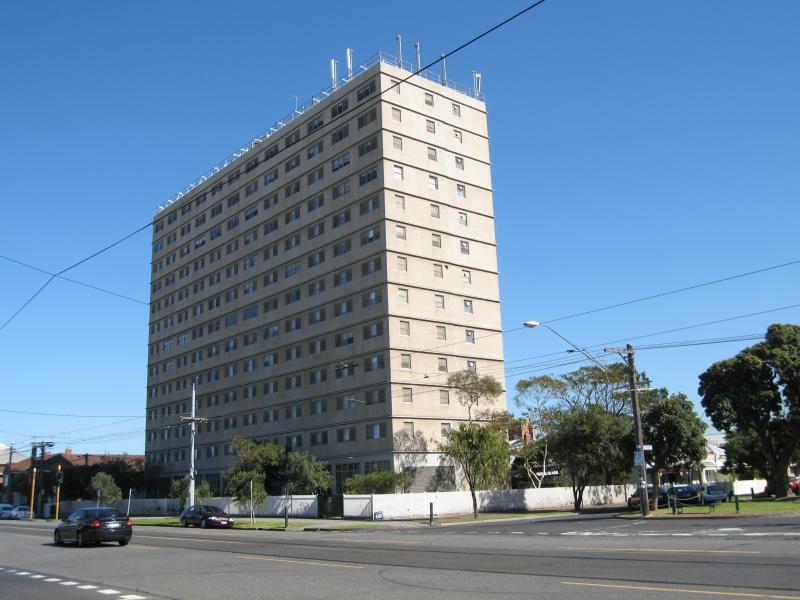 Albert Park - Shops, Victoria Avenue: Apartment building, corner Victoria Av and Danks St