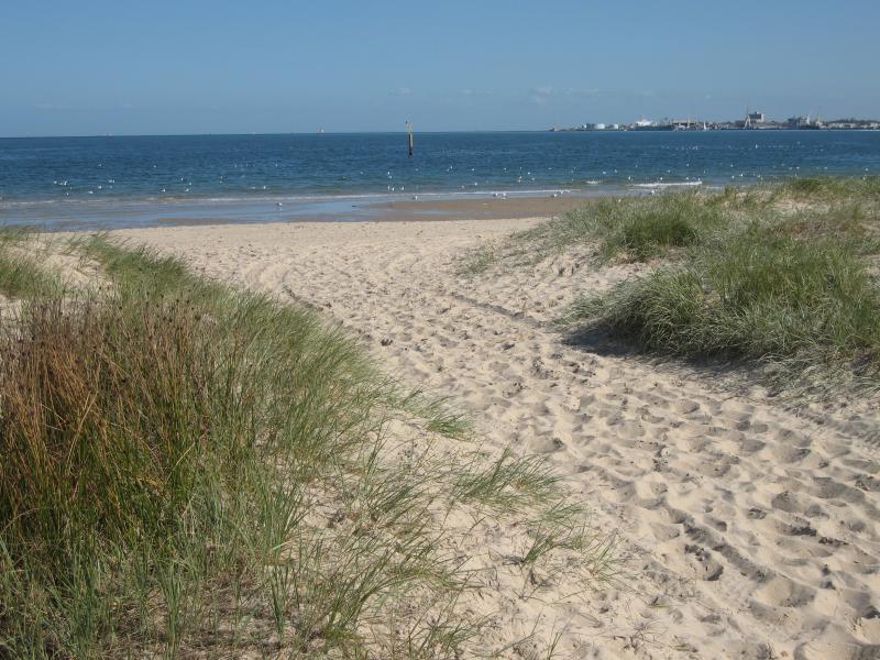 Albert Park - Beach, foreshore and Beaconsfield Parade around Pickles Street: View south-west across Port Phillip from beach