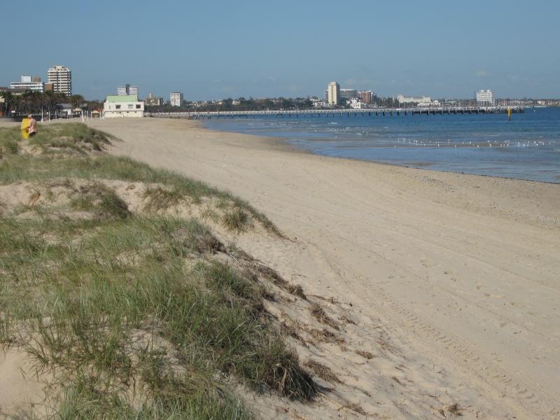 Albert Park - Beach, foreshore and Beaconsfield Parade around Pickles Street: View south-east along beach