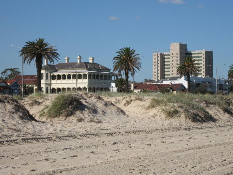 Albert Park - Beach, foreshore and Beaconsfield Parade around Pickles Street: View from beach across foreshore towards Beaconsfield Pde