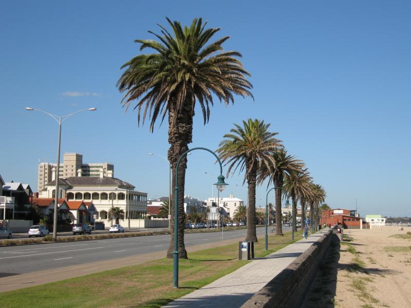 Albert Park - Beach, foreshore and Beaconsfield Parade around Pickles Street: View south-east along Beaconsfield Pde towards Foote St