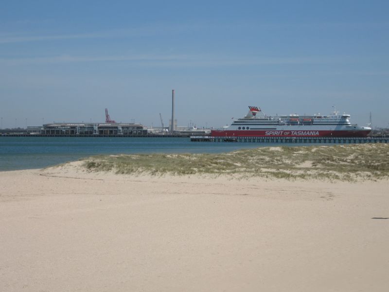 Albert Park - Beach, foreshore and Beaconsfield Parade around Victoria Avenue: Westerly view across beach towards Station Pier