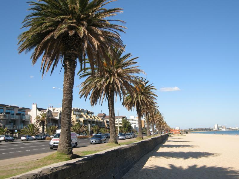 Albert Park - Beach, foreshore, pier and Beaconsfield Parade around Kerferd Road: View south-east along Beaconsfield Pde and beach at Kerferd Rd
