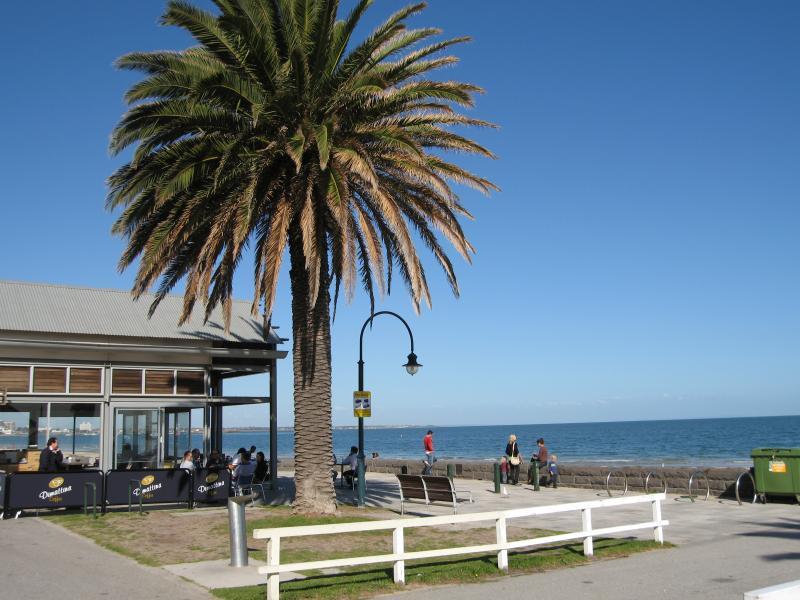 Albert Park - Beach, foreshore, pier and Beaconsfield Parade around Kerferd Road: Cafe at entrance to Kerferd Road Pier