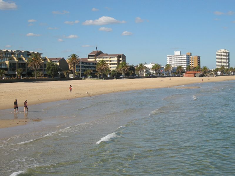 Albert Park - Beach, foreshore, pier and Beaconsfield Parade around Kerferd Road: View south-east along beach from Kerferd Road Pier