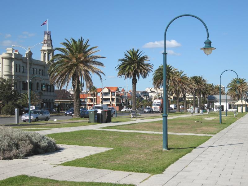 Albert Park - Beach, foreshore, pier and Beaconsfield Parade around Kerferd Road: View south-east along foreshore towards Kerferd Rd