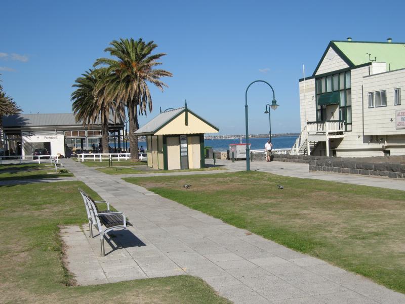 Albert Park - Beach, foreshore, pier and Beaconsfield Parade around Kerferd Road: View south-east along foreshore towards Albert Park Yachting & Angling Club