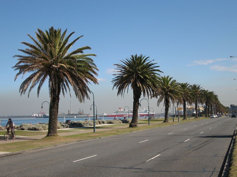 Albert Park - Beach, foreshore, pier and Beaconsfield Parade around Kerferd Road: View north-east along Beaconsfield Pde near Philipson St