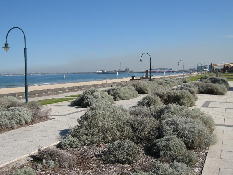 Albert Park - Beach, foreshore, pier and Beaconsfield Parade around Kerferd Road: View north-west along foreshore near Philipson St