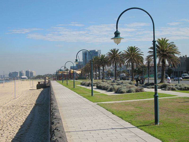 Albert Park - Beach, foreshore, pier and Beaconsfield Parade around Kerferd Road: View north-west along foreshore near Philipson St