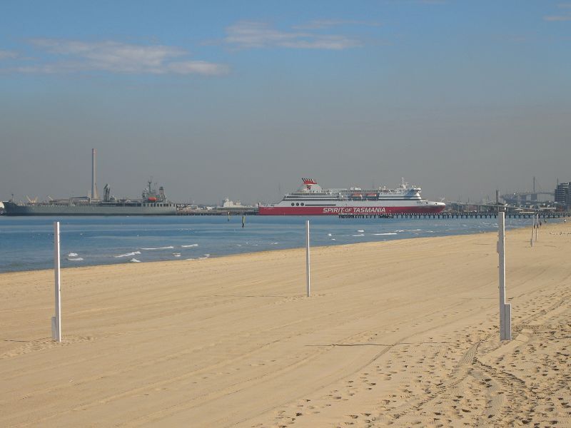 Albert Park - Beach, foreshore, pier and Beaconsfield Parade around Kerferd Road: View north-west along beach towards Station Pier