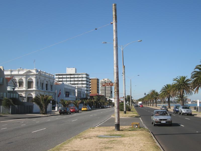 Albert Park - Beach, foreshore and Beaconsfield Parade around Mills Street: View south-east along Beaconsfield Pde at Mills St