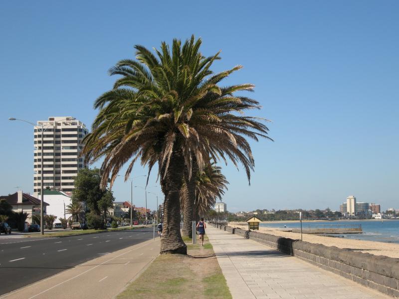 Albert Park - Beach, foreshore and Beaconsfield Parade around Mills Street: View south-east along Beaconsfield Pde at Wright St
