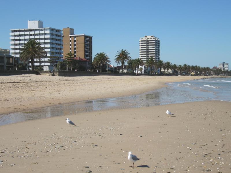 Albert Park - Beach, foreshore and Beaconsfield Parade around Mills Street: View south-east along beach
