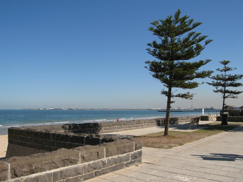 Albert Park - Beach, foreshore and Beaconsfield Parade around Mills Street: View north-west along foreshore