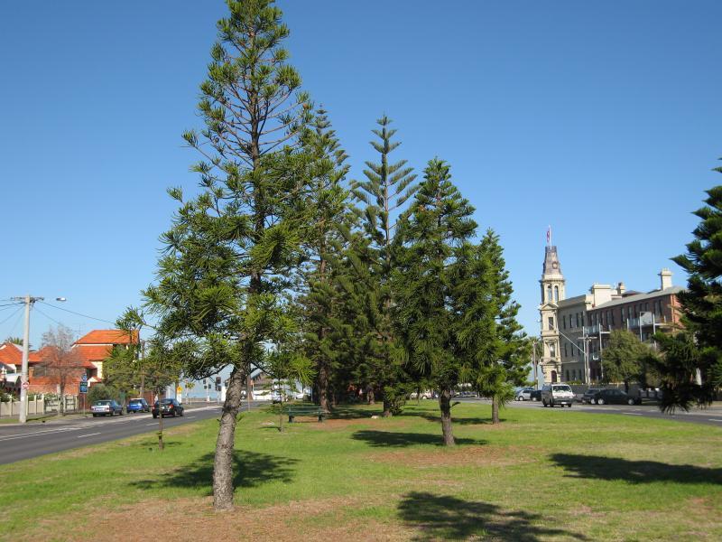 Albert Park - Kerferd Road: View south-west along Kerferd Rd towards Beaconsfield Pde