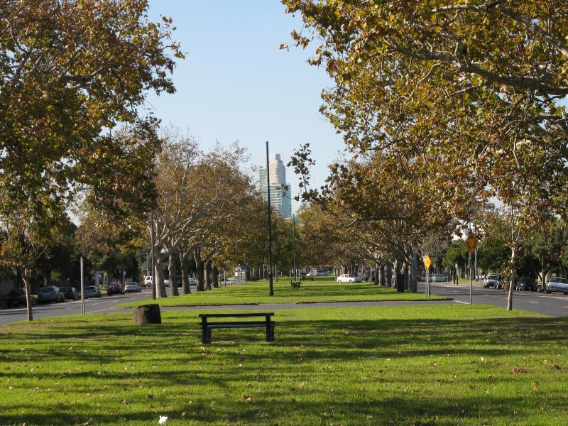 Albert Park - Kerferd Road: View north-east along Kerferd Rd at Merton St