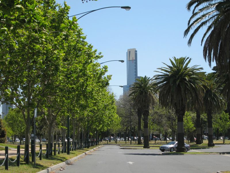 Albert Park - Albert Park Lake, jetties along Aquatic Drive and 'The Point': View north along Aquatic Dr towards Eureka Tower