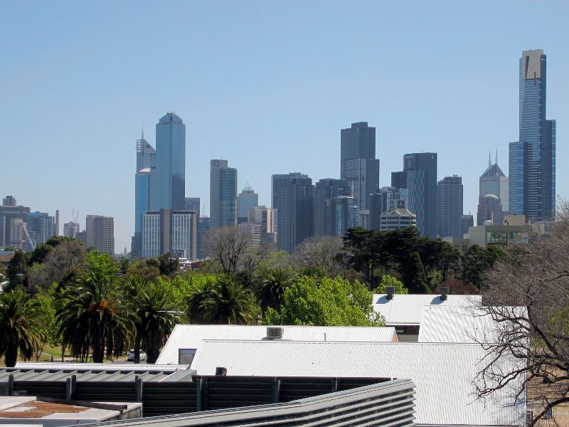 Albert Park - Albert Park Lake, jetties along Aquatic Drive and 'The Point': Northerly view towards city skyline from 'The Point' lookout