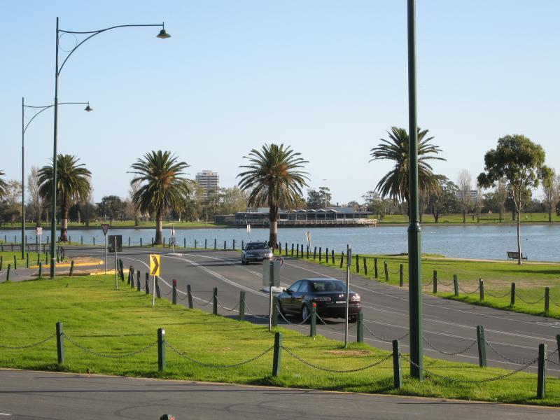 Albert Park - Albert Park Lake, Lakeside Drive opposite Gunn Island: View south-west along Lakeside Dr at car park