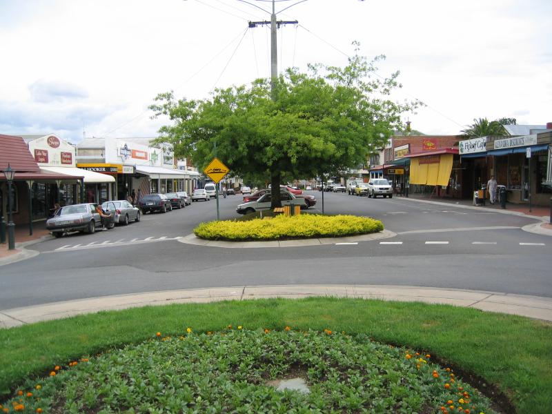 Alexandra - Commercial centre and shops: View north along Grant St at Nihil St