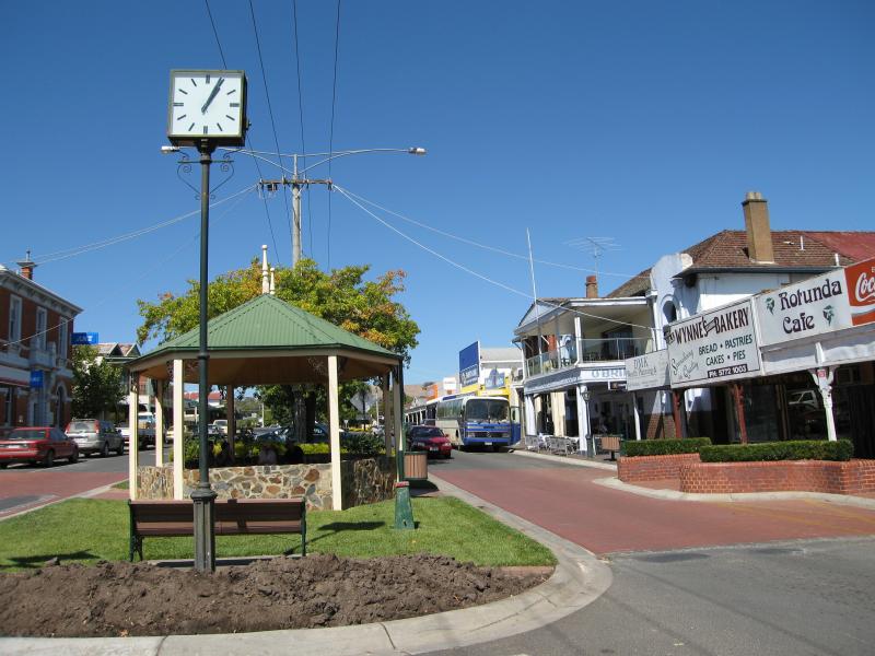 Alexandra - Commercial centre and shops: View south along Grant St towards rotunda