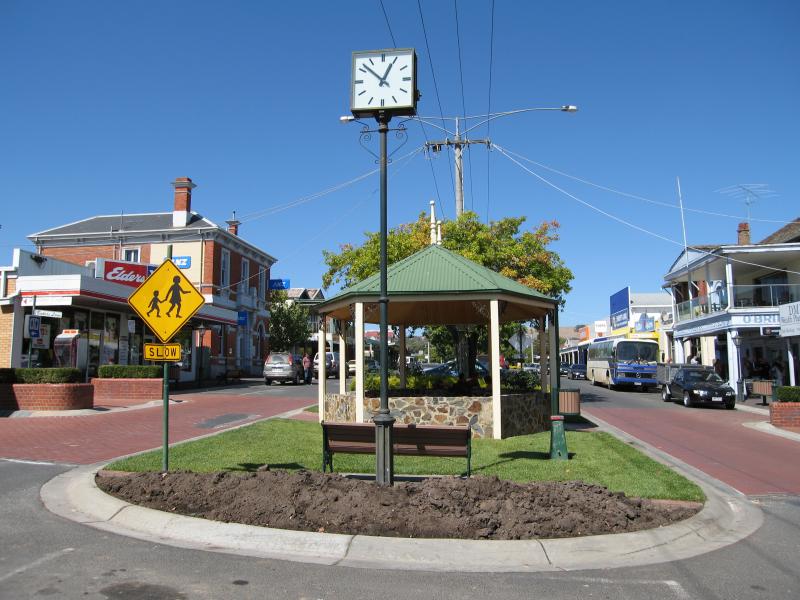 Alexandra - Commercial centre and shops: View south along Grant St towards rotunda