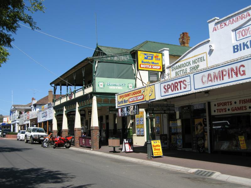 Alexandra - Commercial centre and shops: View south along Grant St towards Shamrock Hotel