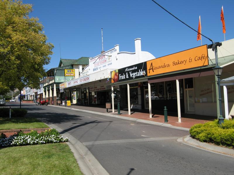 Alexandra - Commercial centre and shops: View south along Grant St, just south of Downey St