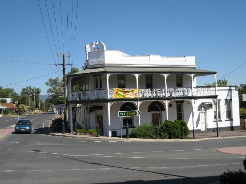 Alexandra - Commercial centre and shops: Alexandra Hotel, view west along Downey St at Grant St