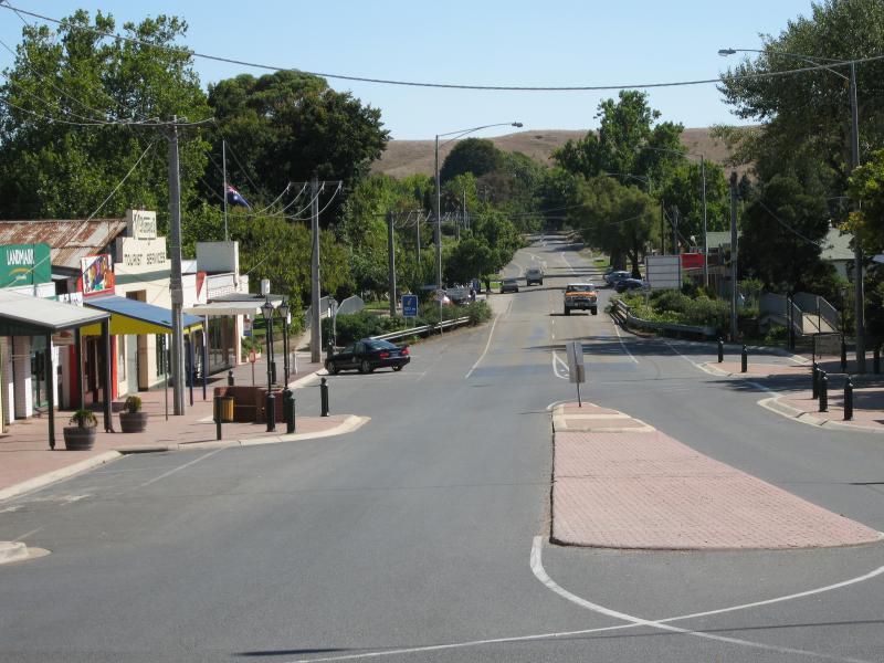 Alexandra - Commercial centre and shops: View north along Grant St from Downey St