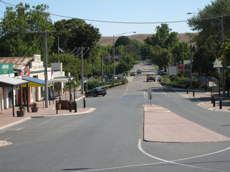 Alexandra - Commercial centre and shops - View north along Grant St from Downey St