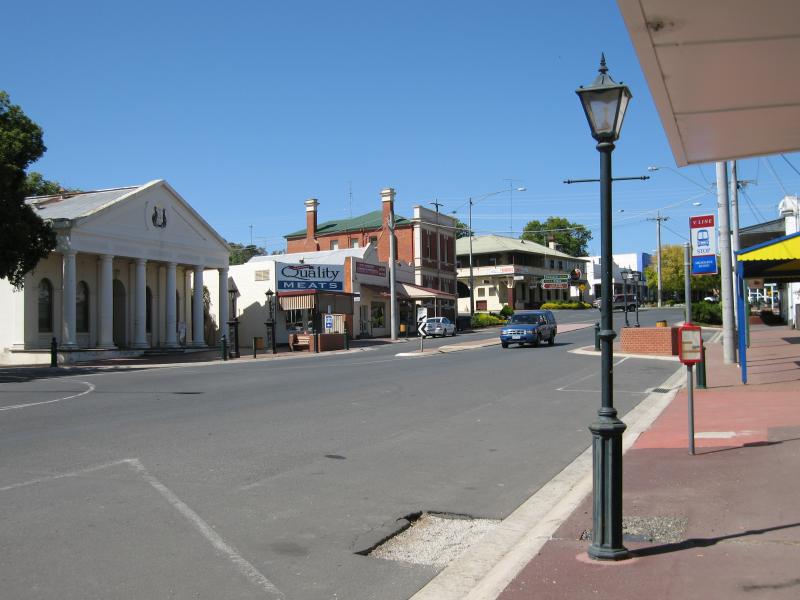 Alexandra - Commercial centre and shops: View south along Grant St at Perkins St