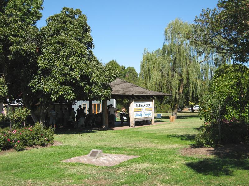 Alexandra - Rotary Park, corner Grant Street and Vickery Street: Picnic shelter