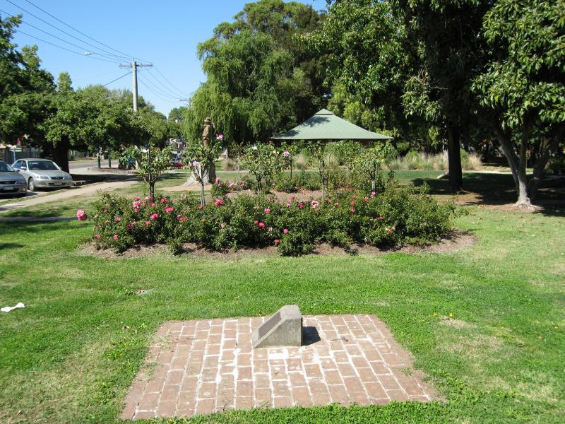 Alexandra - Rotary Park, corner Grant Street and Vickery Street: Rose garden fronting Grant St