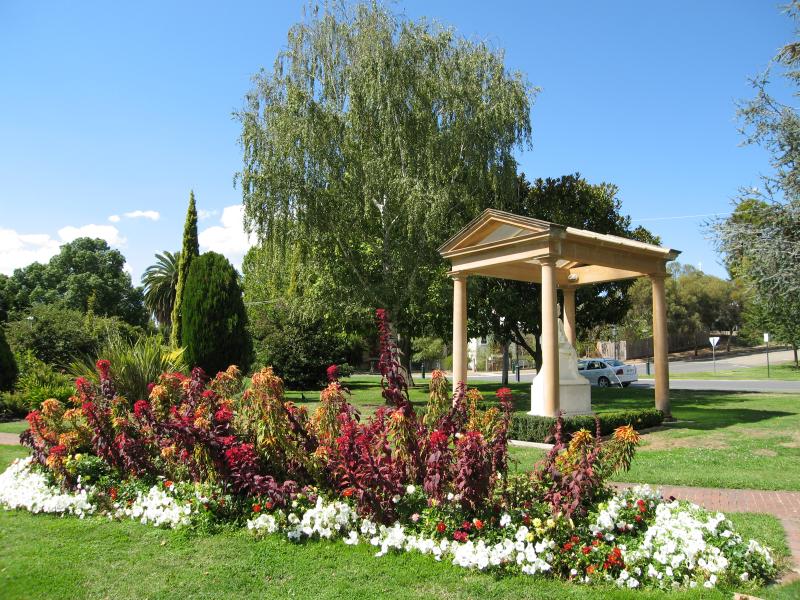 Alexandra - Jack Shiels Gardens, Perkins Street: View through gardens towards Perkins St