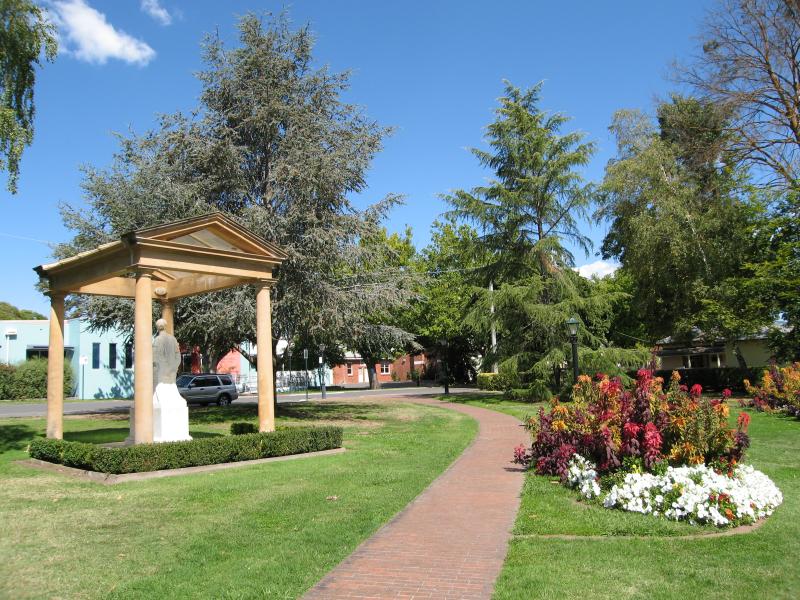 Alexandra - Jack Shiels Gardens, Perkins Street: Pathway through gardens