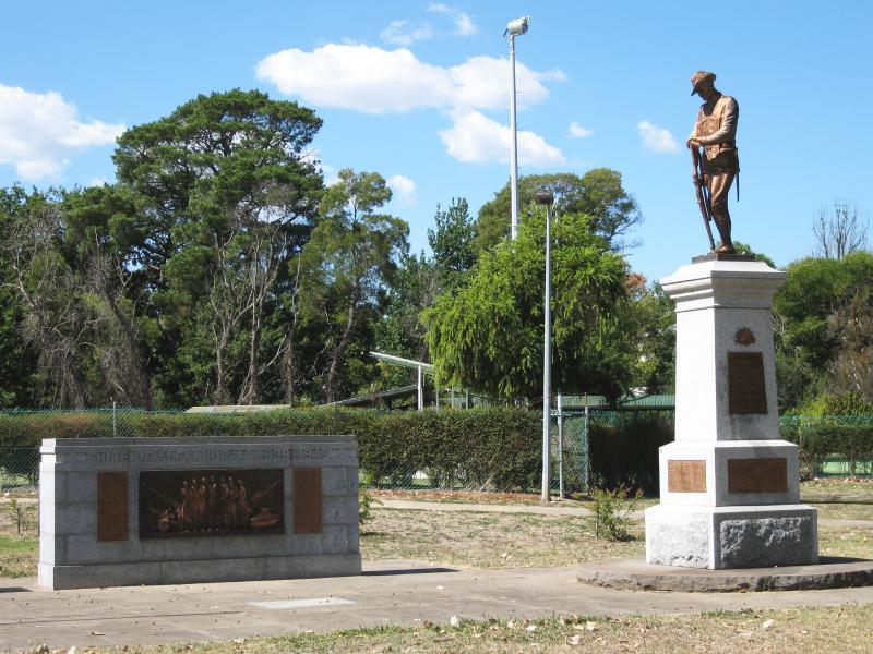 Alexandra - Leckie Park, Vickery Street: War memorial next to bowls club