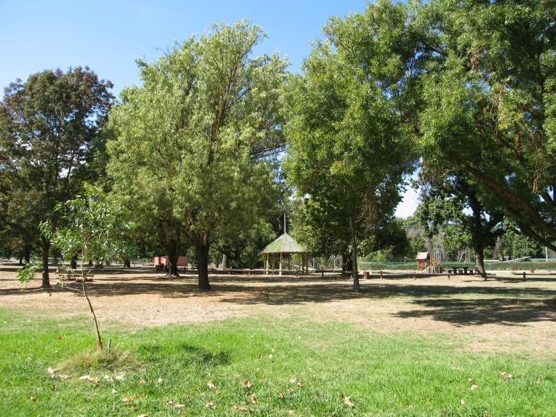 Alexandra - Leckie Park, Vickery Street: View through park
