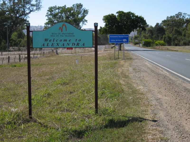 Alexandra - Around Alexandra - Alexandra town sign, view east along Maroondah Hwy near Gridwood Ct