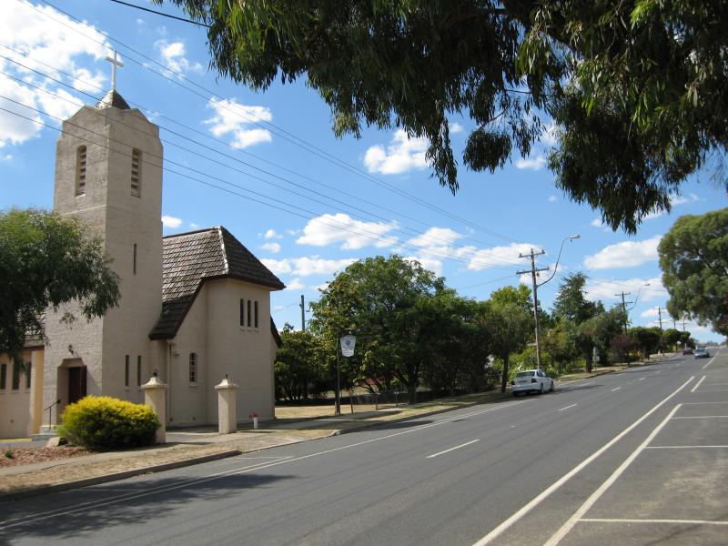 Alexandra - Around Alexandra: View east along Downey St towards St Johns Church and Villeneuve St