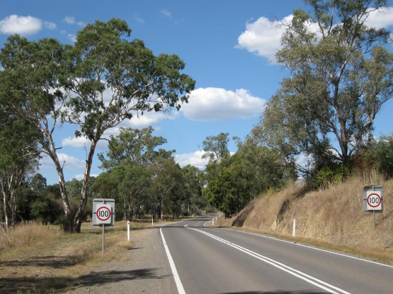 Alexandra - Goulburn Valley Highway east of Alexandra: View east along Goulburn Valley Hwy, west of UT Creek Rd