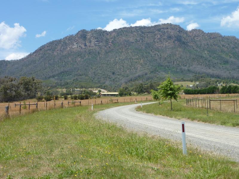 Alexandra - Cathedral Range and surroundings, south of Taggerty: Easterly view towards Cathedral Range from Clearview Ct