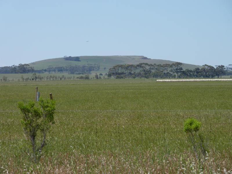 Anakie - Ballan Road south of town centre: Easterly view, Ballan Rd near Church La