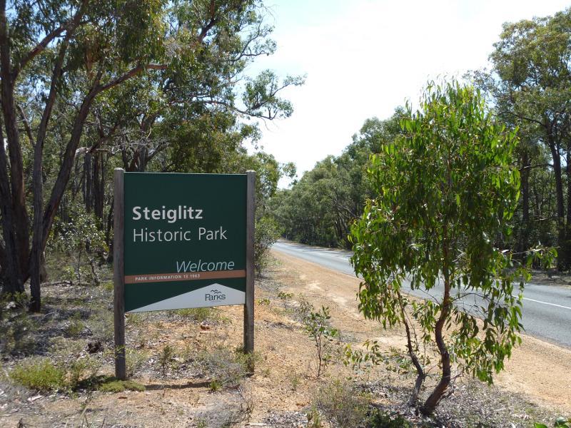 Anakie - Town of Steiglitz, Steiglitz Road south of town centre: View north-east along Steiglitz Rd at Steiglitz Historic Park