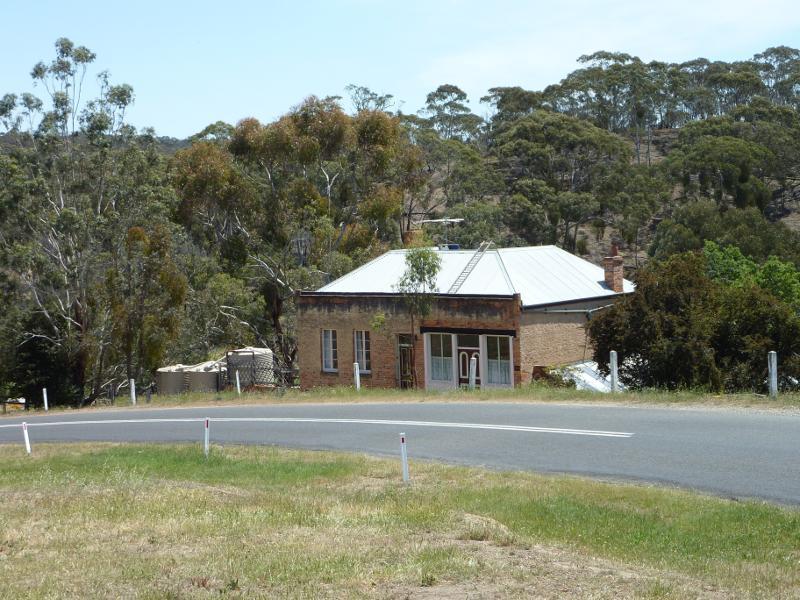 Anakie - Town of Steiglitz, town centre: Northerly view across Meredith Rd, just west of Clow St