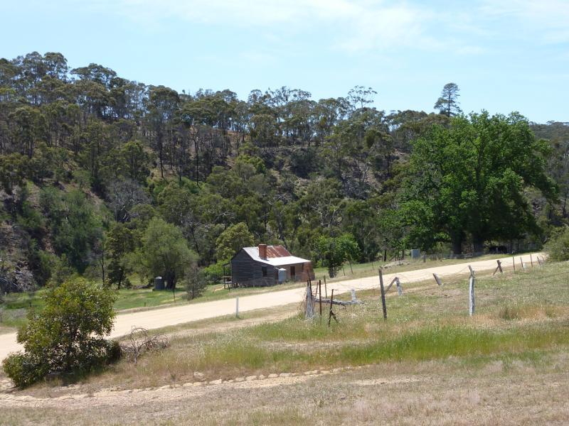 Anakie - Town of Steiglitz, town centre: View east along Clow St between Meredith Rd and Regent St